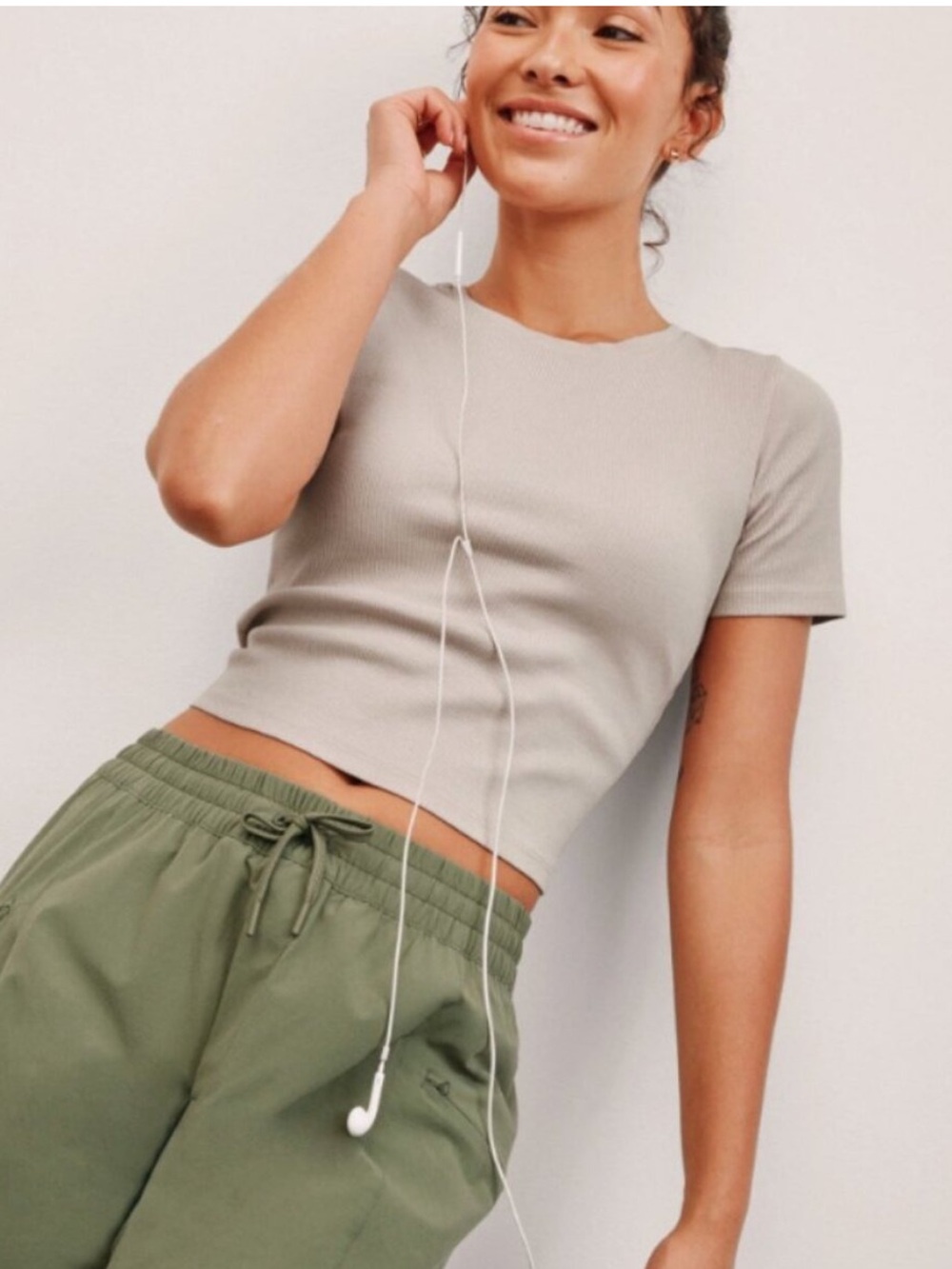 Beyond Yoga Ribbed Short Sleeve Crop Top Shirt - Light Gray Oat - Size Small NWT